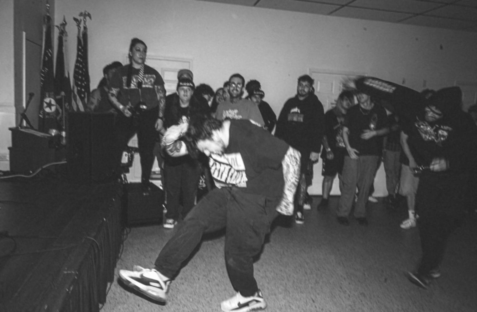 Танцівники під час репетиції тап-танцю в студії